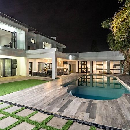 Private Modern 10 Bdrm Home Tucked Away In Sandton Johannesburg Exterior photo