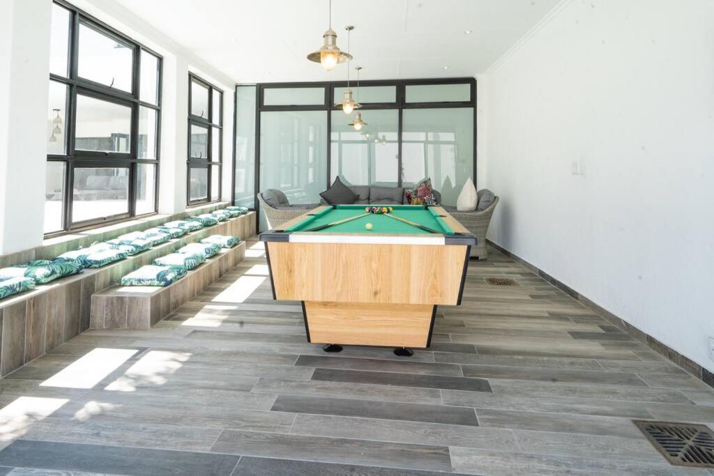 Private Modern 10 Bdrm Home Tucked Away In Sandton Johannesburg Exterior photo