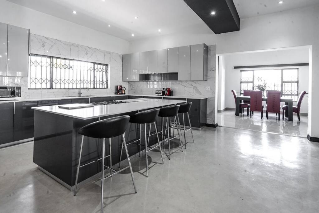 Private Modern 10 Bdrm Home Tucked Away In Sandton Johannesburg Exterior photo