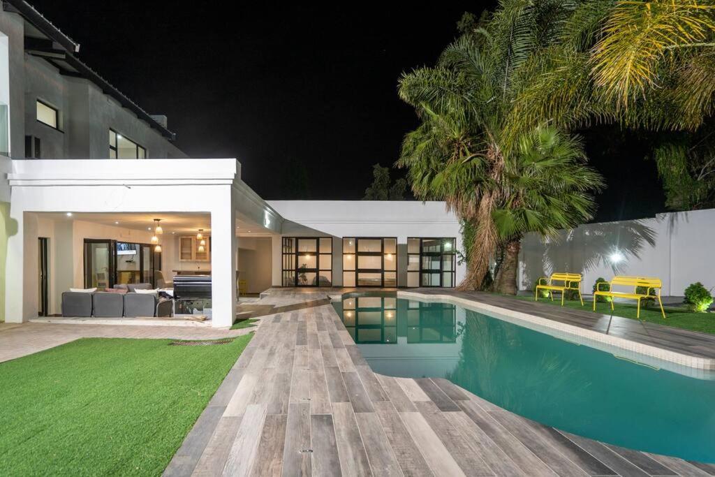 Private Modern 10 Bdrm Home Tucked Away In Sandton Johannesburg Exterior photo