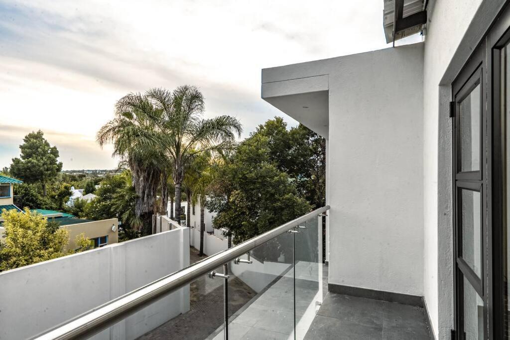 Private Modern 10 Bdrm Home Tucked Away In Sandton Johannesburg Exterior photo