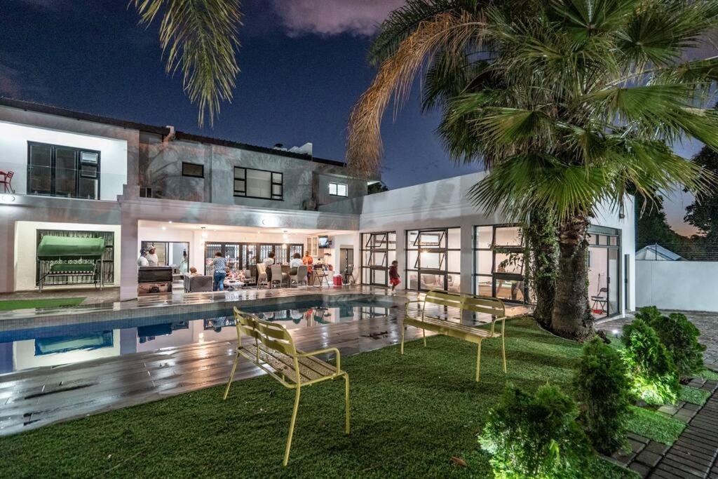 Private Modern 10 Bdrm Home Tucked Away In Sandton Johannesburg Exterior photo