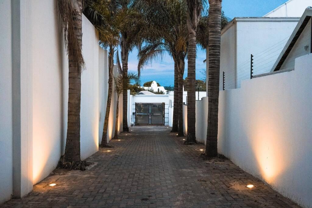 Private Modern 10 Bdrm Home Tucked Away In Sandton Johannesburg Exterior photo