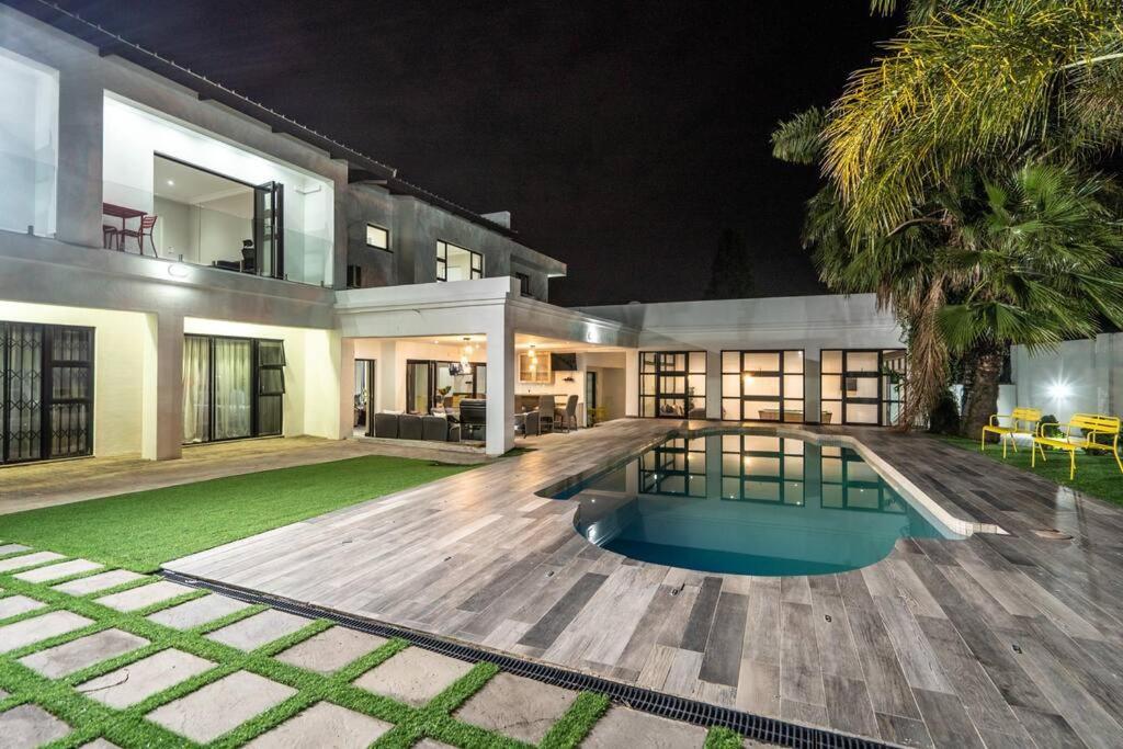 Private Modern 10 Bdrm Home Tucked Away In Sandton Johannesburg Exterior photo