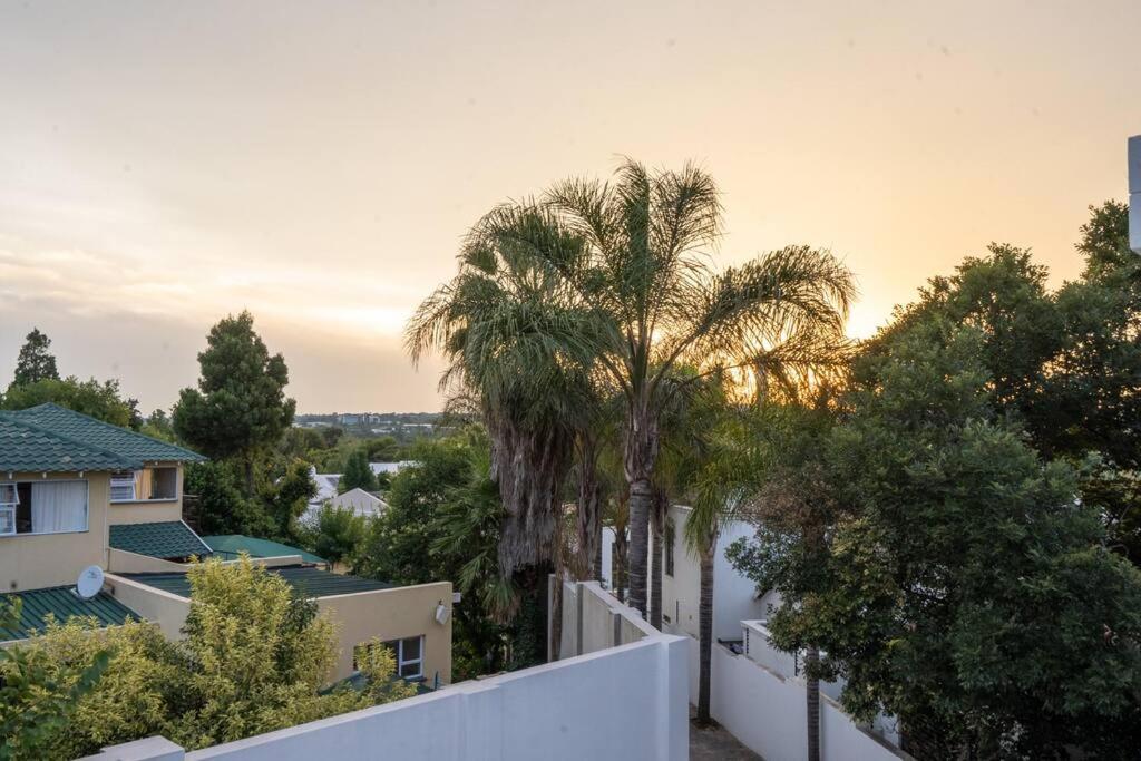 Private Modern 10 Bdrm Home Tucked Away In Sandton Johannesburg Exterior photo