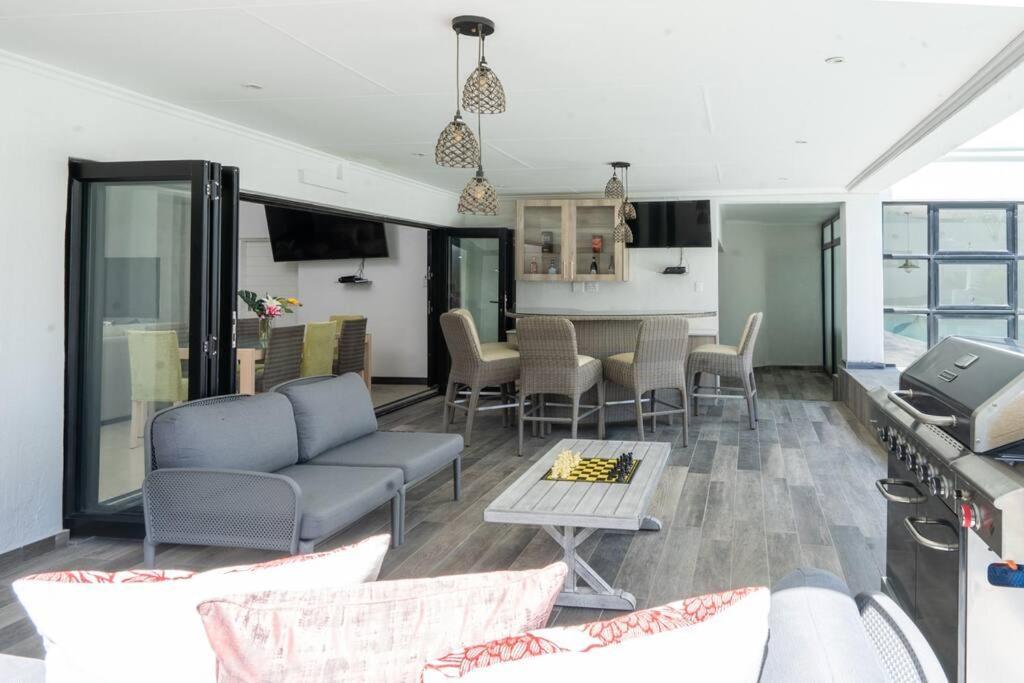 Private Modern 10 Bdrm Home Tucked Away In Sandton Johannesburg Exterior photo
