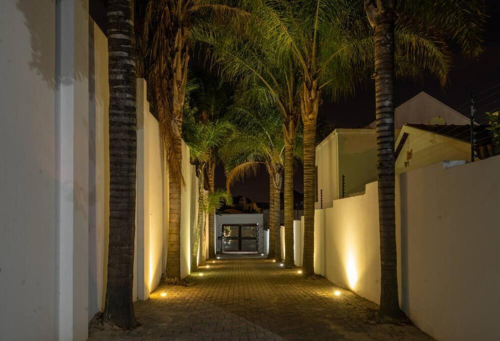 Private Modern 10 Bdrm Home Tucked Away In Sandton Johannesburg Exterior photo