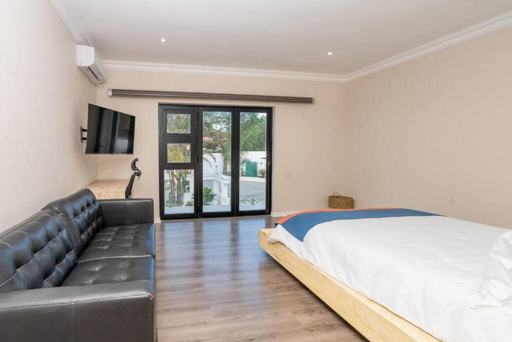 Private Modern 10 Bdrm Home Tucked Away In Sandton Johannesburg Exterior photo