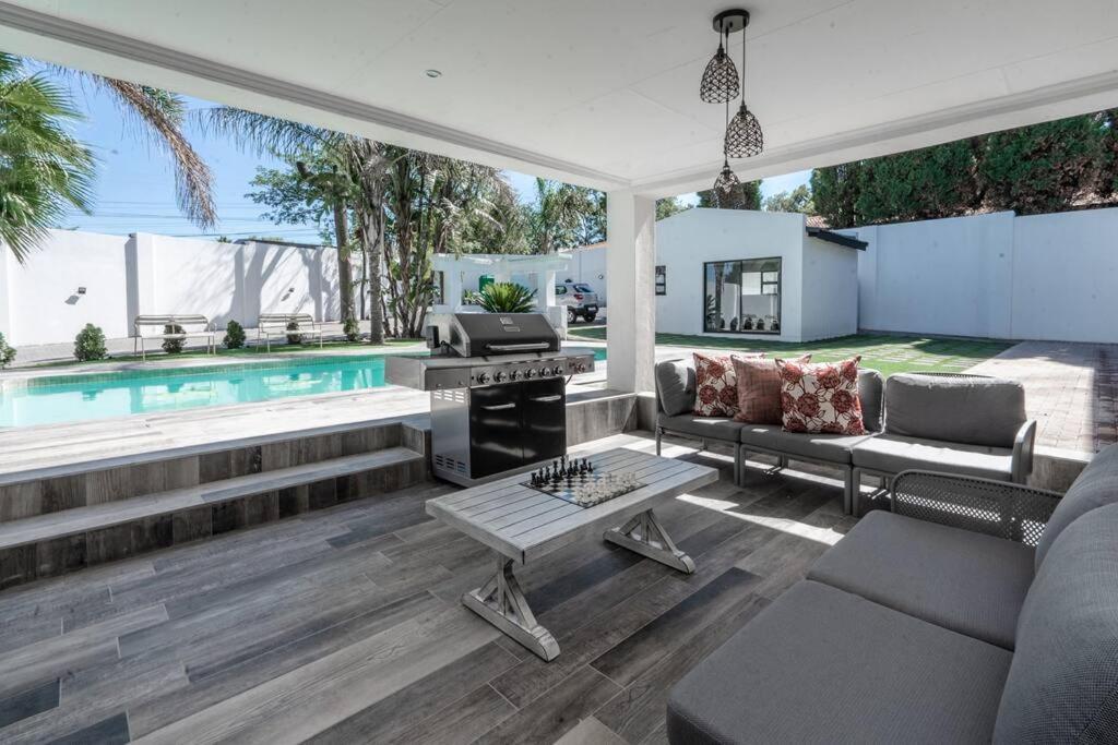 Private Modern 10 Bdrm Home Tucked Away In Sandton Johannesburg Exterior photo